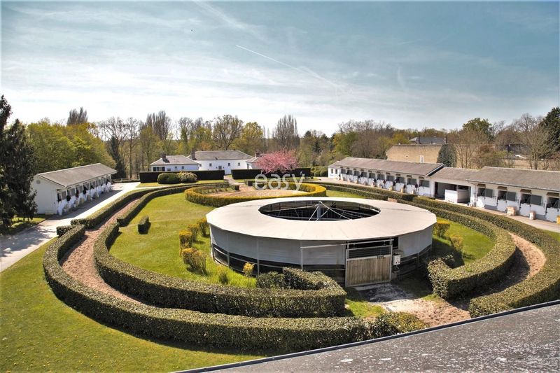 location venue of the shooting at the Paris stables place